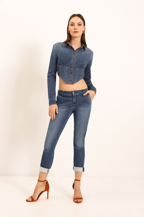 Jeans slim fit in stile chino con vita regolare