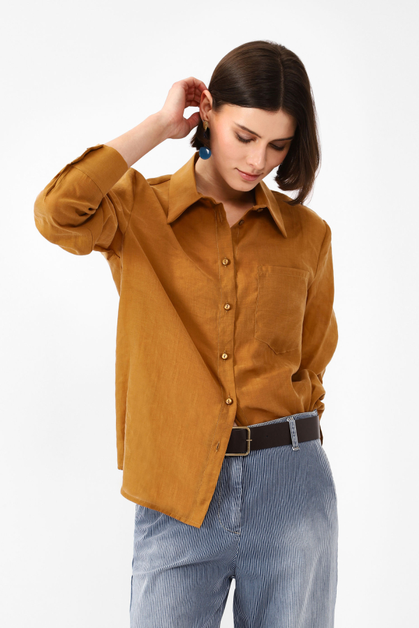 Camicia monocolour con colletto classico e tasca applicata